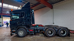 20251019-Tom-Holding-00349